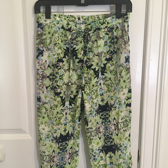 Vero Moda Pants with Floral Print - Picture 1 of 3